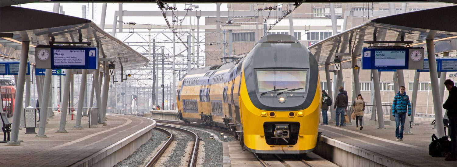 trein dubbeldekker NS nederlandse spoorwegen VIRM regiorunner exterieur station amersfoort